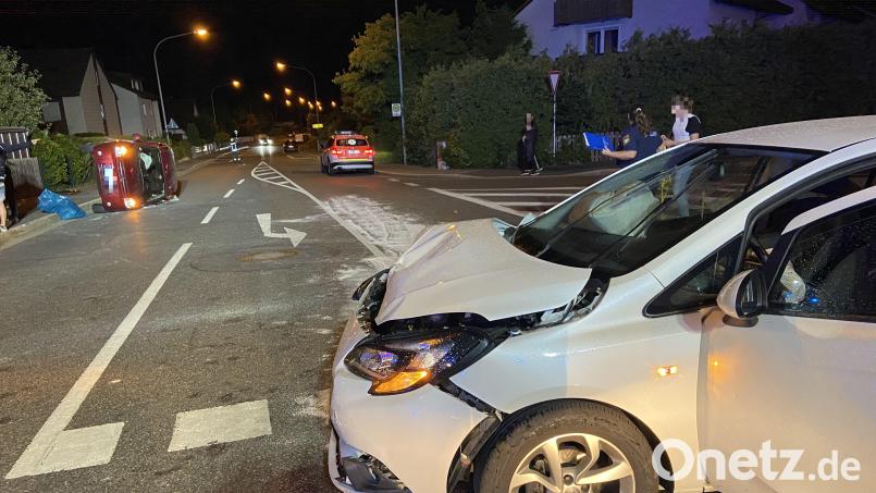 Bei einem Unfall auf der Joseph-Haas-Straße in Weiden überschlug sich nach einer Kollision eines der beteiligten Autos. Bild: beg