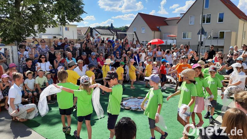 Kindergarten- und Hortkinder der Kindertagesstätte St. Joseph Neustadt/WN. Vorschulkinder in Aktion.
Sie singen hier das Lied „Friedenstaube“. Bild: Marina Poß/exb