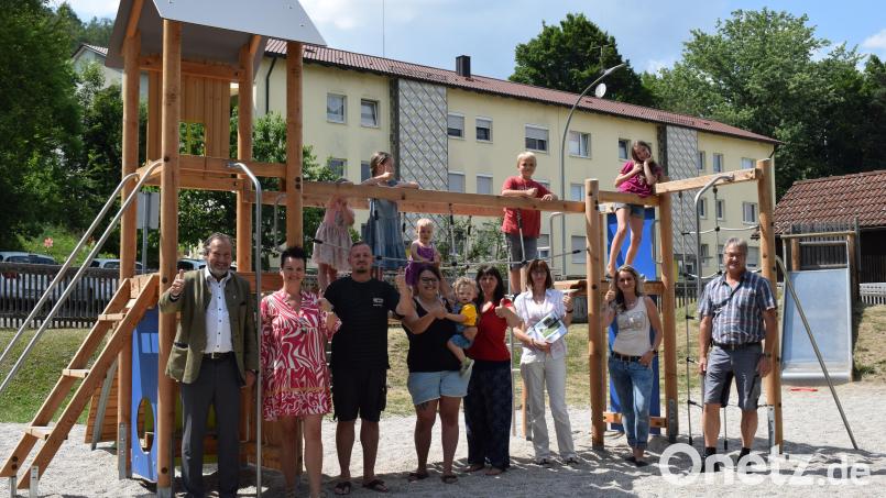Bürgermeister Frank Zeitler (links) und die Familienbeauftragte Ines Renner (Zweite von links) freuen sich über die gelungene Umgestaltung des Spielplatzes am Jägerring. Auch die Eltern und Kinder sind voll des Lobes. Bild: bnr