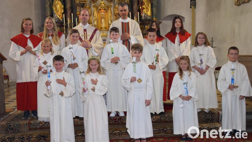 Zehn Kinder aus der Pfarreiengemeinschaft im Lauterachtal (Hohenburg, Allersburg, Adertshausen) empfangen in Hohenburg zum ersten Mal die Kommunion. Den Gottesdienst zelebrieren Pfarrer Hans-Jürgen Zeitler (hinten links) und Pfarrer Michael Alberter (rechts daneben). Bild: bö