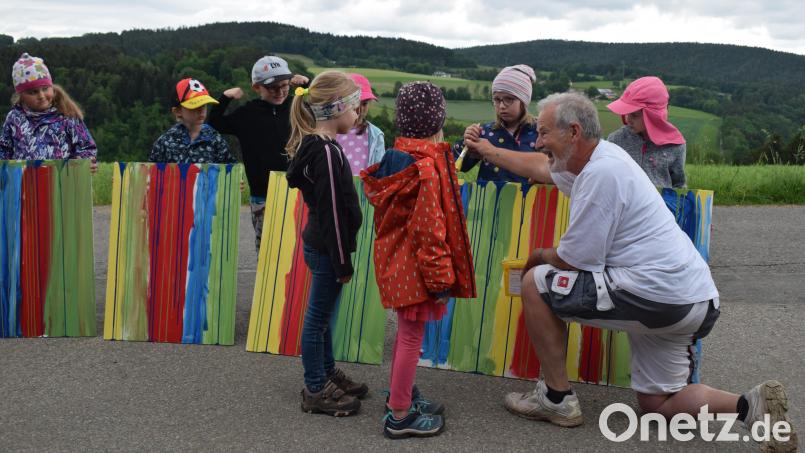 Der Umgang mit Farben machte den Kindern besonders Spaß. Angeleitet wurden sie vom Kunstmaler Ernst Zimmerer. Bild: bnr