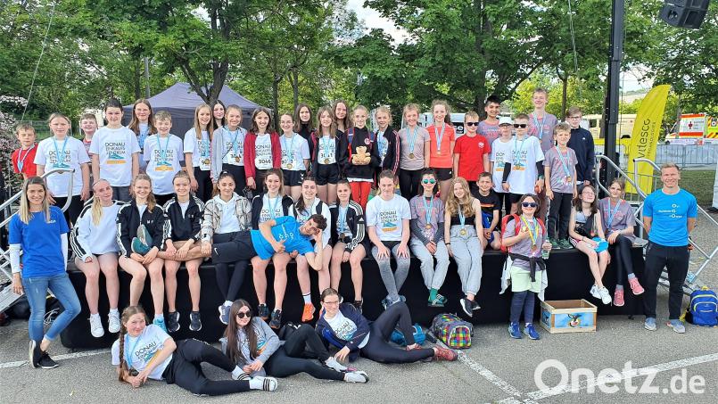 Nach einer zweijährigen Pause freuten sich die mehr als 50 Jugendlichen des Ortenburg-Gymnasiums wieder beim Start zum Minimarathon in Regensburg. Spitzenerfolge blieben nicht aus. Bild: lg