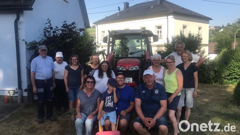 Das Bild zeigt die Helferinnen und Helfer bei der Säuberungsaktion im Pfarrhof. Bild: soj