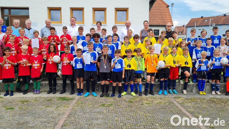 Die vier erstplatzierten Jungen-Mannschaften nach der Grundschul-Landkreismeisterschaft auf dem Sportgelände des FV Vilseck (von links): 1. Vilseck. 2. Hahnbach, 3. Dreifaltigkeits-Grundschule Amberg und 4. Ursensollen mit ihren Betreuern, den Schiedsrichtern, Organisator Karl Heinz Grollmisch und Vilsecks Bürgermeister Hans-Martin Schertl. Bild: khg