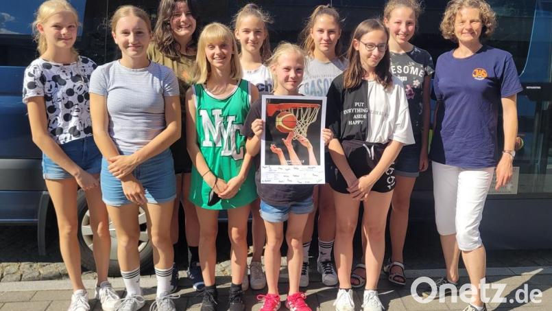 Die Basketballerinnen Pauline Wiederer, Lea Wachtel, Nele Scharf, Magdalena Werner, Laura Kiendl, Theresa Söllner, Hanna Söllner, Sophie Frischholz, Kassandra Klug und die Mannschaftsbetreuerin Barbara Meier belegten den dritten Platz bei den Nordbayerischen Meisterschaften Bild: Barbara Meier/exb
