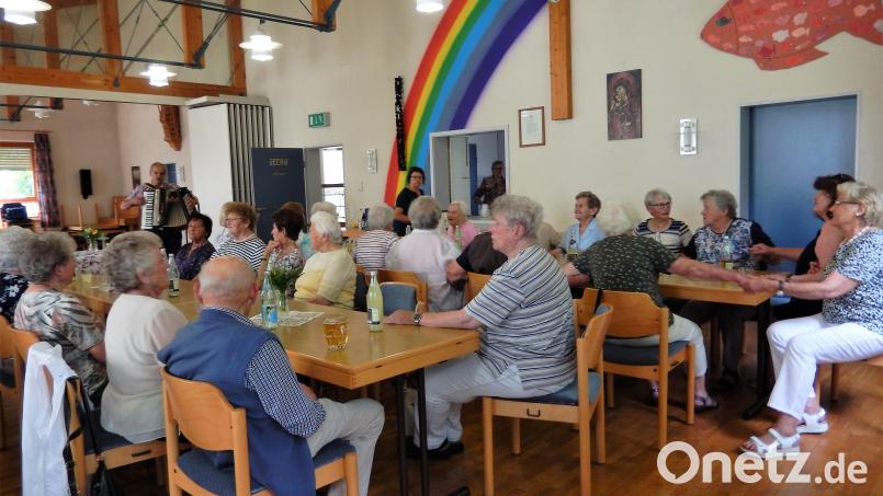 Viele Senioren verbrachten den Landkreis-Seniorennachmittag im Pfarrheim St. Josef in Unterköblitz, der musikalisch von Franz Maunz begleitet wurde. Bild: Fiedler/exb
