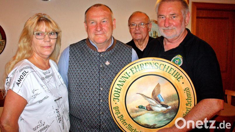 Die Sieger bei den Schießen der Schützengesellschaft Rehbühl, insbesondere das Schießen auf die Johanni-Ehrenscheibe. Von links: Gabi Schneider, Richard Förster, Karl Schmid mit Scheibe, dahinter Schützenmeister Franz Fuhrmann. Zusätzlich gab es Geldpreise. Bild: R. Kreuzer