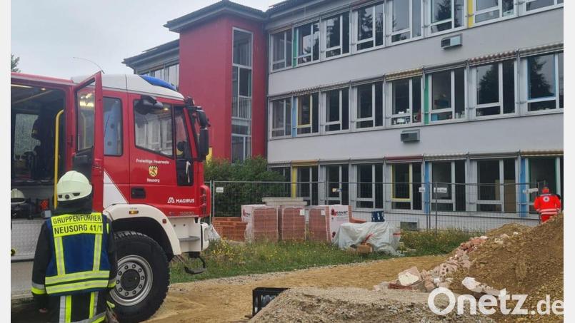 Mit mehr als 40 Einsatzkräften waren die Feuerwehren am Freitag zur Schule nach Neusorg geeilt, um den Brand unter Kontrolle zu bringen und das Gebäude wieder rauchfrei zu machen. Bild: rw