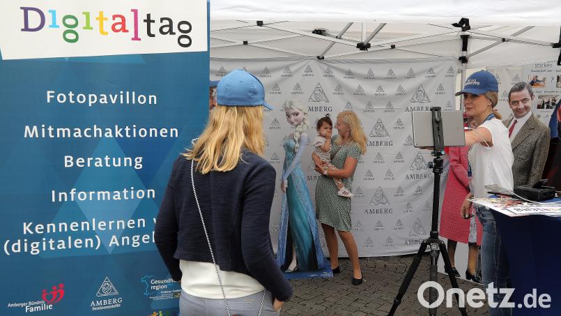 Zum Digitaltag hatte die Stadt einen Infostand am Marktplatz aufgebaut. Bild: Wolfgang Steinbacher