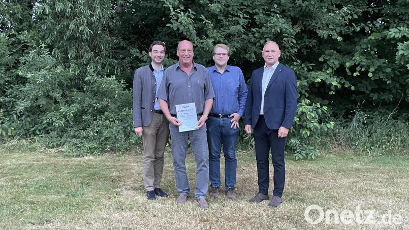 CSU-Kreischef Stephan Oetzinger (links) zeichnete mit Ortsvorsitzendem Christoph Müller (Zweiter von rechts) und Bürgermeister Richard Kammerer (rechts) Rudolf Bergemann (Zweiter von links) für 15-jährige Treue zur CSU aus. Bild: knh