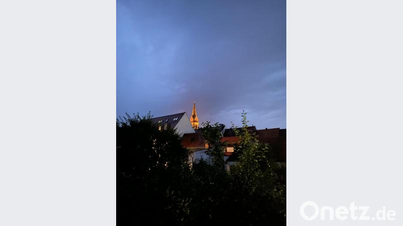 Unmittelbar nach der Alarmierung ist dieses Foto entstanden. Der orange Lichtschein der Außenstrahler, Wasserdampf und Wolken erweckten den Eindruck, die Stadtpfarrkirche stünde in Flammen. Bild: fks