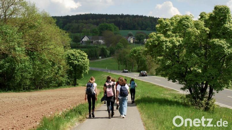 Für ihre rund 100 Kilometer lange Wanderung durch Frankreich und die Schweiz haben die zwölf Schüler des Kepler-Gymnasiums in Weiden schon mal fleißig geübt. Bild: Kepler-Gymnasium/exb