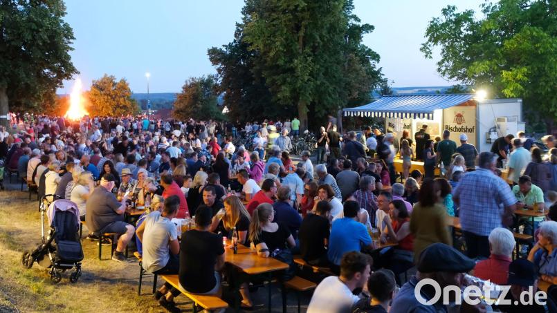 Bis auf den letzten Platz besetzt waren die Bänke beim Johannisfeuer auf dem Miesberg. In lauschiger Sommernacht bei Blasmusikklängen und bester Verpflegung ließ es sich bestens feiern. Bild: mab/exb