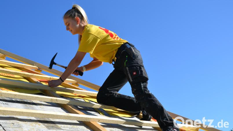 Lina Haberkorn steckt mitten in ihrer Ausbildung zur Dachdeckerin. Ein Bürojob wäre nichts für sie, sie ist lieber in Bewegung. Auf dem Dach rumklettern, Nägel einschlagen und Ziegel schleppen sind genau das Richtige für das 18-jährige Energiebündel. Bild: Jennifer Bergmann