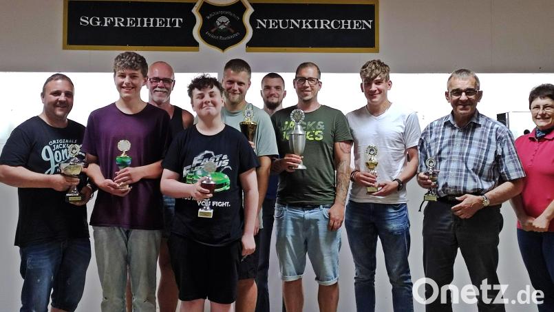 Die Gewinner des Pokalschießens (von links nach rechts): Andreas Weidner, Julian Jaschina, Jochen Lenkeit (hinten), Ben-Luca Weidner, Thomas Lenkeit (halb verdeckt), Stefan Poß (hinten), Dominik Weidner, Nico Sperrer, Albert Riedl und Christine Poß. Bild: R. Kreuzer
