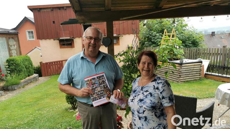 Der Vorsitzende der Kinderkrebshilfe Herbert Putzer dankt Maria Gollwitzer für die 1000-Euro-Spende. Bild: gz