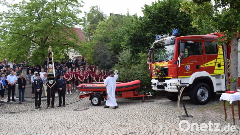 Pfarrvikar Bonaventure Ukatu und Pfarrerin Heidi Landgraf segneten den neuen Gerätewagen und das neue Mehrzweckboot der Feuerwehr Oberköblitz. Bild: bnr