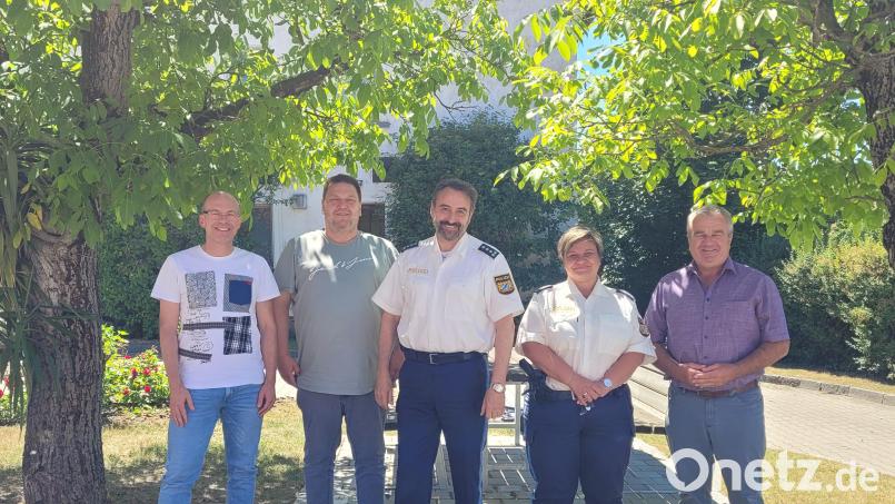 Der Fensterbacher Verwaltungsleiter Thomas Rambach, Fensterbachs Bürgermeister Christian Ziegler, Erster Hauptkommissar Günther Vierl, Hauptkommissarin Marion Zenger und Schmidgadens Bürgermeister Josef Deichl (von links) waren äußerst zufrieden mit der Sicherheitslage. Bild: hou