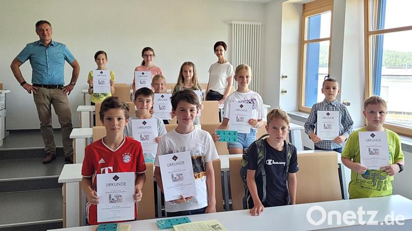 Schulleiter Christian Schwab und Lehrerin Iris Hösl gratulierten den Teilnehmern am Wettbewerb &quot;Experimente antworten&quot;. Bild: Andreas Fröhlich/exb