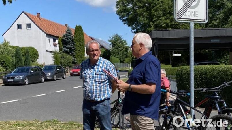 Der Sprecher der Bürgerinitiative Günter Roderer (rechts) übergibt eine Liste mit mehr als 450 Unterschriften an Bürgermeister Werner Prucker. Noch liegen in Bäckerei und Tierarztpraxis Listen zur Unterstützung aus. Bild: fks