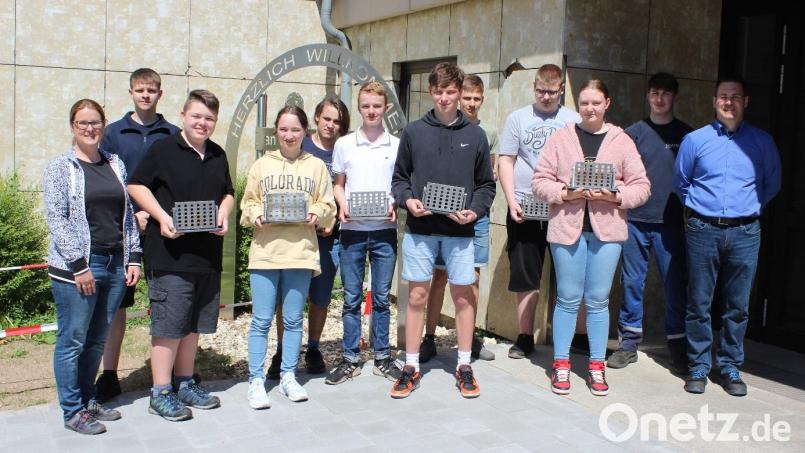 Die Schüler der Technikgruppe und die Auszubildenden der Firma Quadrus
sind ein gutes Team. Links im Bild Fachlehrerin Claudia Paulus, rechts Ausbilder Dominik Bösl. Bild: Quadrus/exb