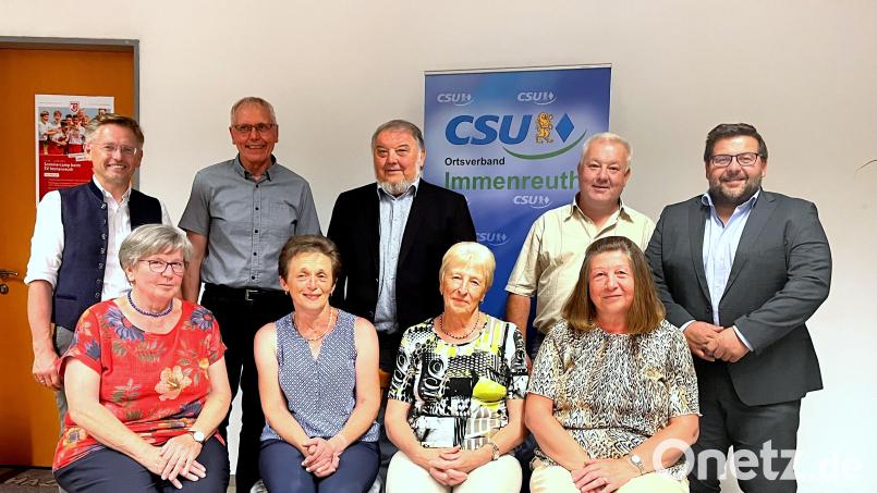Bürgermeister Thomas Kaufmann (rechts), Landtagsabgeordneter Tobias Reiß und Vorsitzender Lothar Porst dankten Josef König, Gerhard Siebeneichner (stehend von links), Resi Schmid, Claudia Porst, Rosa König und Rita Melzner (sitzend von links) für ihre jahrelange Treue zur CSU. Bild: bkr