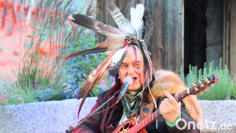 Willy Michl, der Isar-Indianer mit Künstlernamen "Sound of Thunder", sorgt am Schafferhof nicht nur in der Tenne sondern auch unter freiem Himmel für Konzerterlebnisse. Archivbild: stg