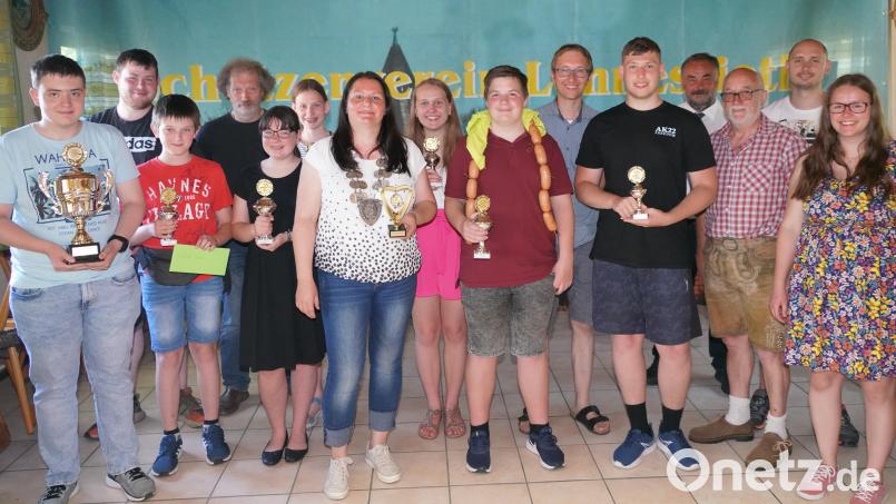 Gewinner und Platzierte des Gemeindeschießens 2022 mit der Gemeindeschützenkönigin Christina Lukas (Siebte von links) von den Bayerntreu-Schützen Lennesrieth. Mit dabei die Schützenmeister der drei beteiligten Vereine, Organisatorin Lena Lukas (rechts) und Bürgermeister Josef Beimler. Bild: fvo