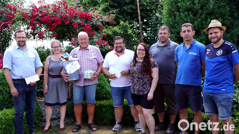 Geschenke und Glückwünsche nahm Eberhard Besold (Dritter von links) von Martin Schmid, Katja Busch, Bürgermeister Thomas Kaufmann, Susanne Bayer, Markus Schmid, Stefan König und Peter Heindl (von links) entgegen. Bild: bkr