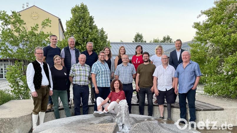 Die Mitglieder des Oberpfälzer Waldvereins Pfreimd wählten bei der Jahreshauptversammlung einen neuen Vorstand. An der Spitze steht weiterhin Josef Hösl. Bild: Robert Kostner/exb
