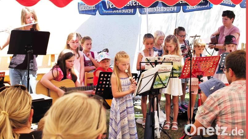 Die Kinder von &quot;Illbirgis Klimperkiste&quot; und ihre Leiterinnen Agnes Guggenberger und Agnes Hollweck sorgten am Nachmittag für musikalische Unterhaltung. Bild: no