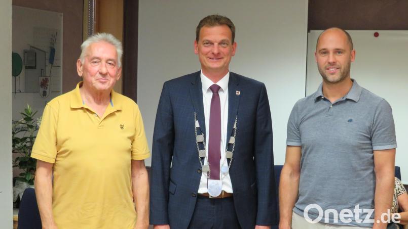 Hans Simon (links) macht im Gemeinderat Platz für seinen Sohn Jens (rechts). In der Gemeinderatssitzung wurde die Veränderung durch Bürgermeister Ernst Schicketanz offiziell vollzogen. Bild: adj