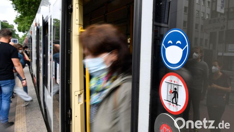 In Bayerns Bussen und Bahnen genügt künftig eine OP-Maske, um die Maskenpflicht zu erfüllen. Symbolbild: Roberto Pfeil/dpa