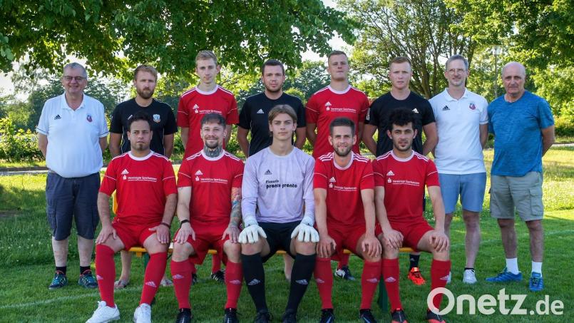 Die SpVgg Vohenstrauß stellte ihre Neuzugänge vor: (vorne von links): Hasanin Al-Zurfee, Tim Andörfer, Max Kellner, Phillip Frank, Mohammed Daoud; (hinten von links): 3. Vorstand Rainer Gebert, Michael Singer, Klaus Frischholz, Johannes Rupprecht, Filip Stankovic, Trainer Martin Schuster, Sportlicher Leiter Markus Wildenauer, 2. Vorstand Thomas Groß. Es fehlen: Felix Sollfrank, Kilian Seebauer, Philip Pausch, Tomas Rubal. Bild: Wildenauer