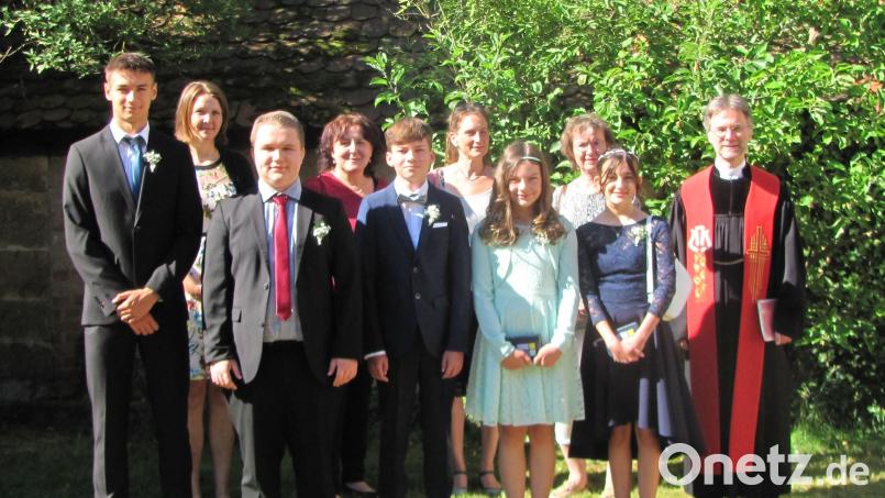 Zu Friedensstiftern ernannte Pfarrer Andreas Ruhs (rechs) die diesjährigen Konfirmanden der evangelischen Kirchengemeinde. Bild: sei