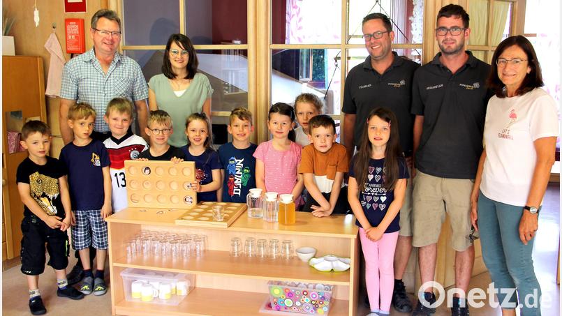 Sie hatten alle ihre Freude an den neuen „Getränkestationen“ (von links): Bürgermeister Martin Prey, Kindergartenleiterin Jennifer Steinbach, Schreinermeister Florian Danzl, dessen Bruder Sebastian Danzl, Erzieherin Irmgard Glaser und natürlich die Kinder, die sich hier selbständig bedienen können. Bild: Josef Böhm