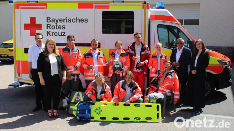 Der BRK-Kreisverband Tirschenreuth hat sieben neue Sanitäter. Lehrgangsleiterin Melissa Wagner (Zweite von links), Ausbildungsleiter Richard Wagner (Zweiter von rechts) und die Ausbilder Philipp Hundhammer (links) und Theresa Maurer (rechts) gratulierten ihnen. Bild: Sven Lehner/BRK-Kreisverband Tirschenreuth/exb
