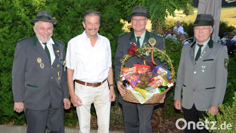Zum 80. Geburtstag gratulierte (von links) Schützenmeister Werner Grünthaler dem Jubilar Dieter Kohl in Begleitung von Helmut Sperber und Heinz Faderl. Bild: ker