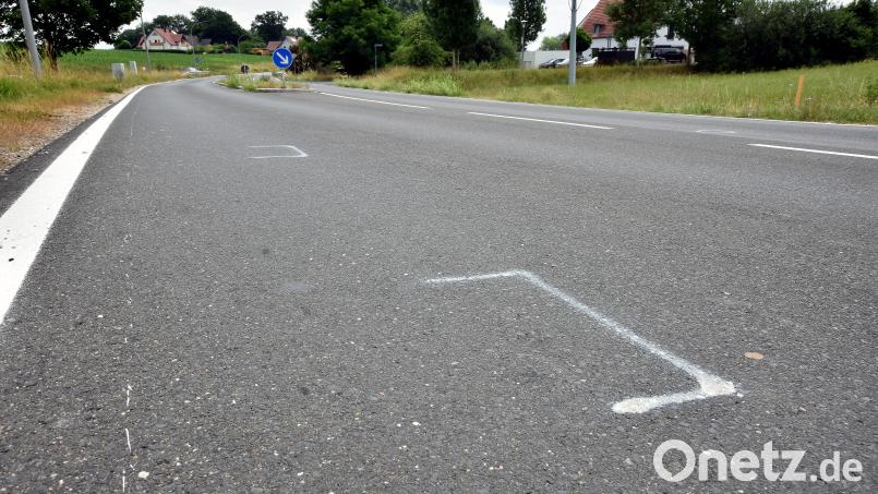 Am Tag danach zeugen noch die Markierungen auf der Straße vom Einsatz am Dienstag in Speckmannshof, bei dem ein Polizeibeamter seine Dienstwaffe zog und aus dem Auto heraus auf einen 34-Jährigen schoss, um diesen von weiteren Angriffen auf die Streifenbesatzung abzuhalten. Bild: Stephan Huber