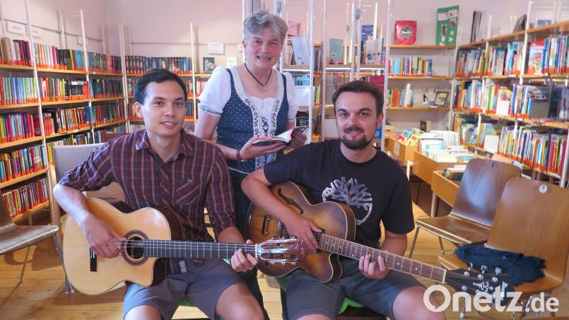Christa Vogl und die beiden Gitarristen Patrick Dumler (links) und Lukas Vogel bescherten ihren Zuhörern eine entspannte Stunde in der Stadtbücherei. Bild: jzk