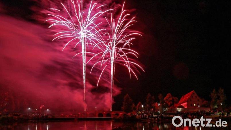 Ein Feuerwerk über der altehrwürdigen Fischhofbrücke in einer lauen Sommernacht – spektakulärer kann ein Abend im Fischhofpark Tirschenreuth nicht enden. Archivbild: Lions Club Tirschenreuth/exb