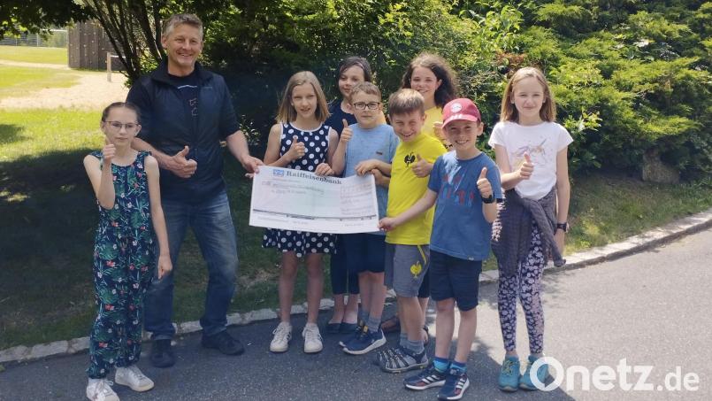 Die Flossenbürger Kommunionkinder mit Bereichsleiter Rico Lanzendörfer vom Haus St. Elisabeth. Bild: exb