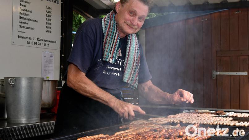 25 Jahre lang stand Peter Groher hinter dem Grill der Metzgerei Hirsch. Am Eröffnungstag hatte er nun seinen letzten Arbeitstag. Bild: Stephan Huber