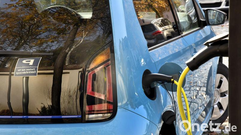 Kommunen, die ihr Angebot an E-Ladeplätze erweitern wollen, können ab 1. Juli Förderung beantragen. Auch Firmen und Privatleute können sich öffentlich zugängliche Säulen fördern lassen. Symbolbild: Petra Hartl