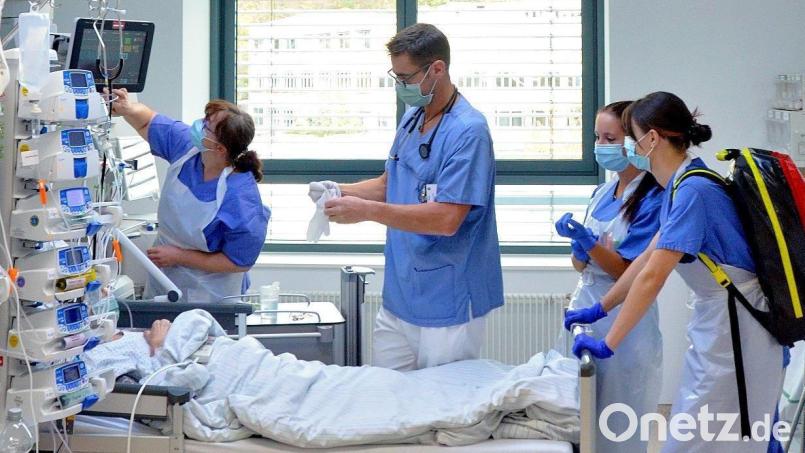 Pflegekräfte betreuen einen Intensivpatienten im Krankenhaus St. Barbara Schwandorf. Archivbild: Seitz/exb