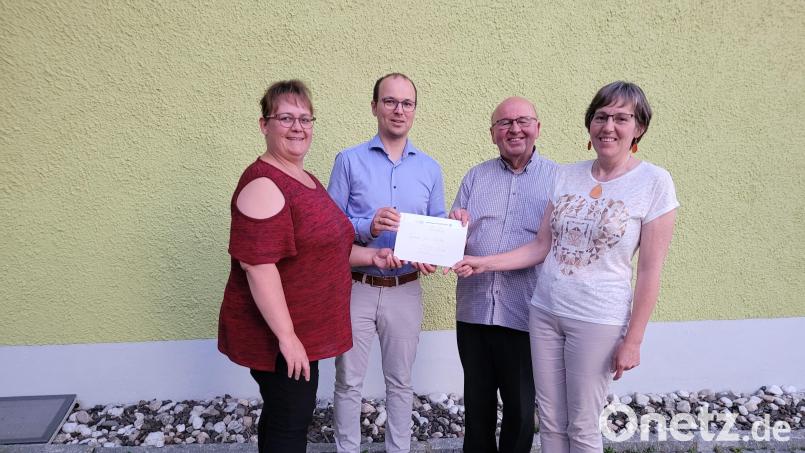 Die Vorsitzende des Frauenbundes Sonja Schmid-Herdegen (links) und Monika Wittmann (rechts) überreichen Daniel Bronold (Zweiter von links), Geschäftsführer des Caritas-Kreisverbands Weiden-Neustadt und Pfarrer Wilhelm Bauer eine Spende. Bild: Elisabeth Braun