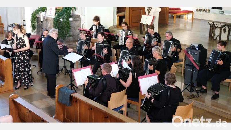 Stimmungsvoll mit klassischen Beiträgen: Das 1. Straubinger Akkordeonorchester mit Maria Pritzel als Gesangssolistin und Orchesterleiter Burkhardt Weber begeisterte die Zuhörer in der Marienkirche. Bild: mab