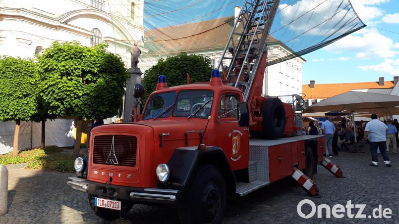 Die Konstruktion zur Abschattung der Bühne am Sonntagabend zur Aufführung von Beethovens Neunter war unter anderem mit einer historischen Feuerwehrleiter aus der Sammlung von Dr. Wolfgang Fortelny fixiert worden. Bild: pz