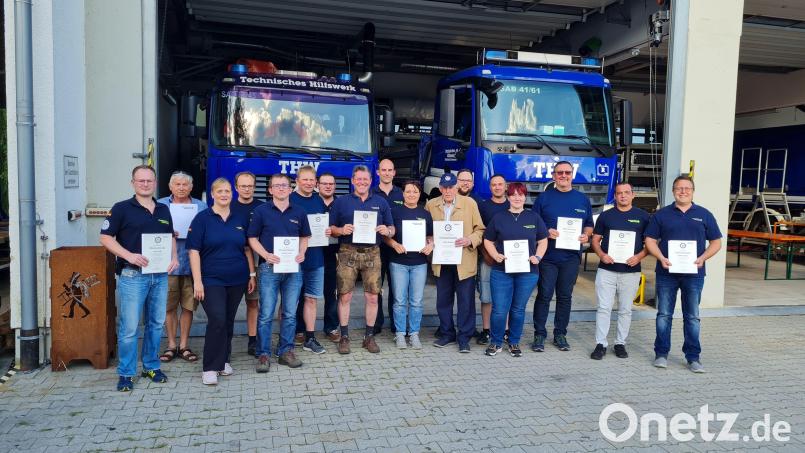 Zahlreiche Mitglieder des THW-Ortsverbandes Schwandorf wurden für ihr langjähriges Engagement ausgezeichnet. Bild: Markus Lederer/THW/exb