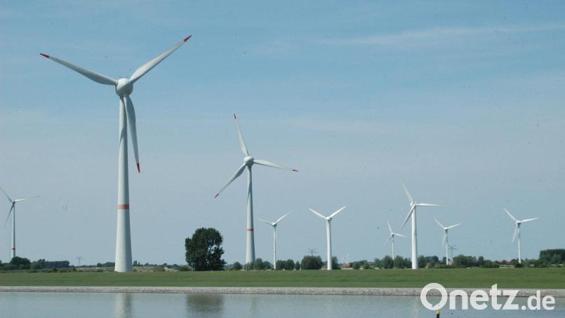 An der Nordsee, wie hier in Emden, gehören Windräder seit Längerem zum Landschaftsbild. Nach dem Willen des Bundes soll Bayern nachziehen. Doch etliche Entscheider in oberpfälzischen Rathäusern und Landratsämtern fühlen sich deswegen überrumpelt. Archivbild: Stephan Huber